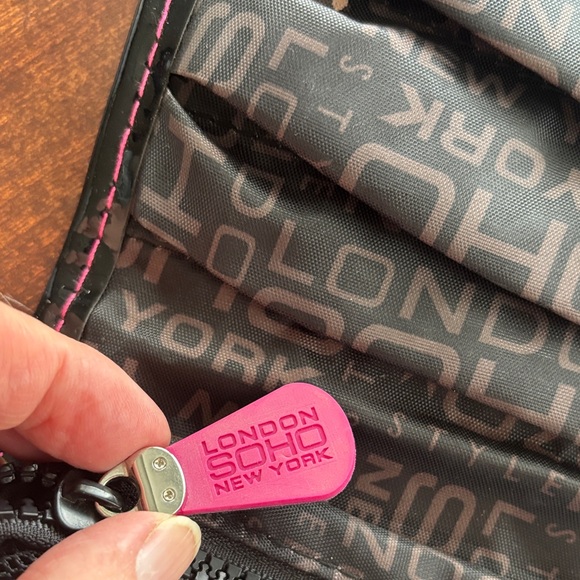 Soho Fuchsia and Violet Travel Pouch Like New - Picture 7 of 11